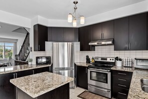 Private kitchen - 4 Bed Family Home-Wonderland/Vaughan Mills/York U (Vaughan)