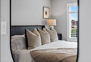 Room - 4 Bed Family Home-Wonderland/Vaughan Mills/York U (Vaughan)