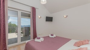 Iron/ironing board, free WiFi, bed sheets