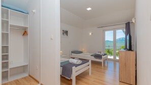 Iron/ironing board, free WiFi, bed sheets