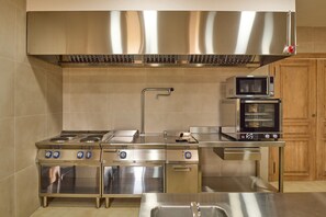 Een koelkast, een microgolfoven, een oven, een kookplaat