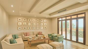 Una televisión, una chimenea