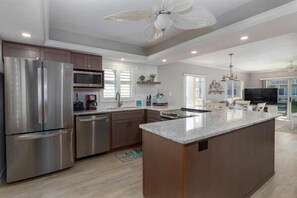 Geladeira, micro-ondas, fogão, cooktop