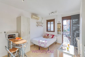 Comfort studio, balkon, uitzicht op stad | Een bureau, gratis wifi