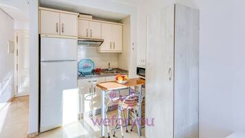 Comfort Studio, Balcony, City View | Private kitchen | Microwave, stovetop, cookware/dishes/utensils