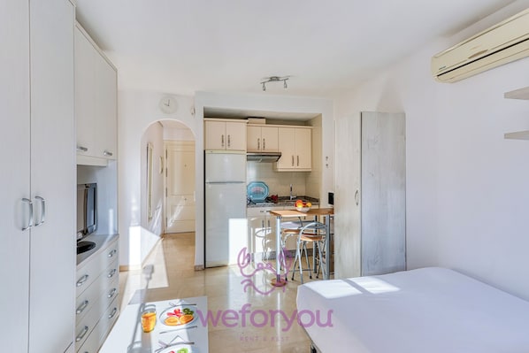 Comfort studio, balkon, uitzicht op stad | Een bureau, gratis wifi