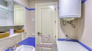 Comfort Studio, Balcony, City View | Bathroom - weforyou Old Town Benalmadena (Benalmádena)
