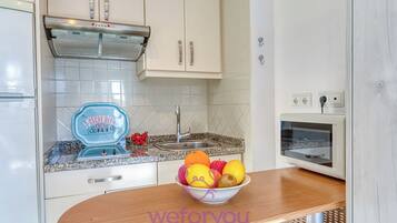 Comfort-studiolejlighed - balkon - byudsigt | Privat tekøkken | Mikrobølgeovn, kogeplade, køkkentøj/tallerkener/redskaber