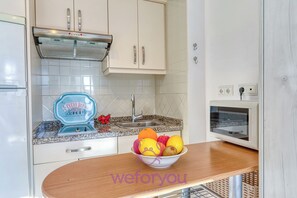 Comfort-studiolejlighed - balkon - byudsigt | Privat tekøkken | Mikrobølgeovn, kogeplade, køkkentøj/tallerkener/redskaber