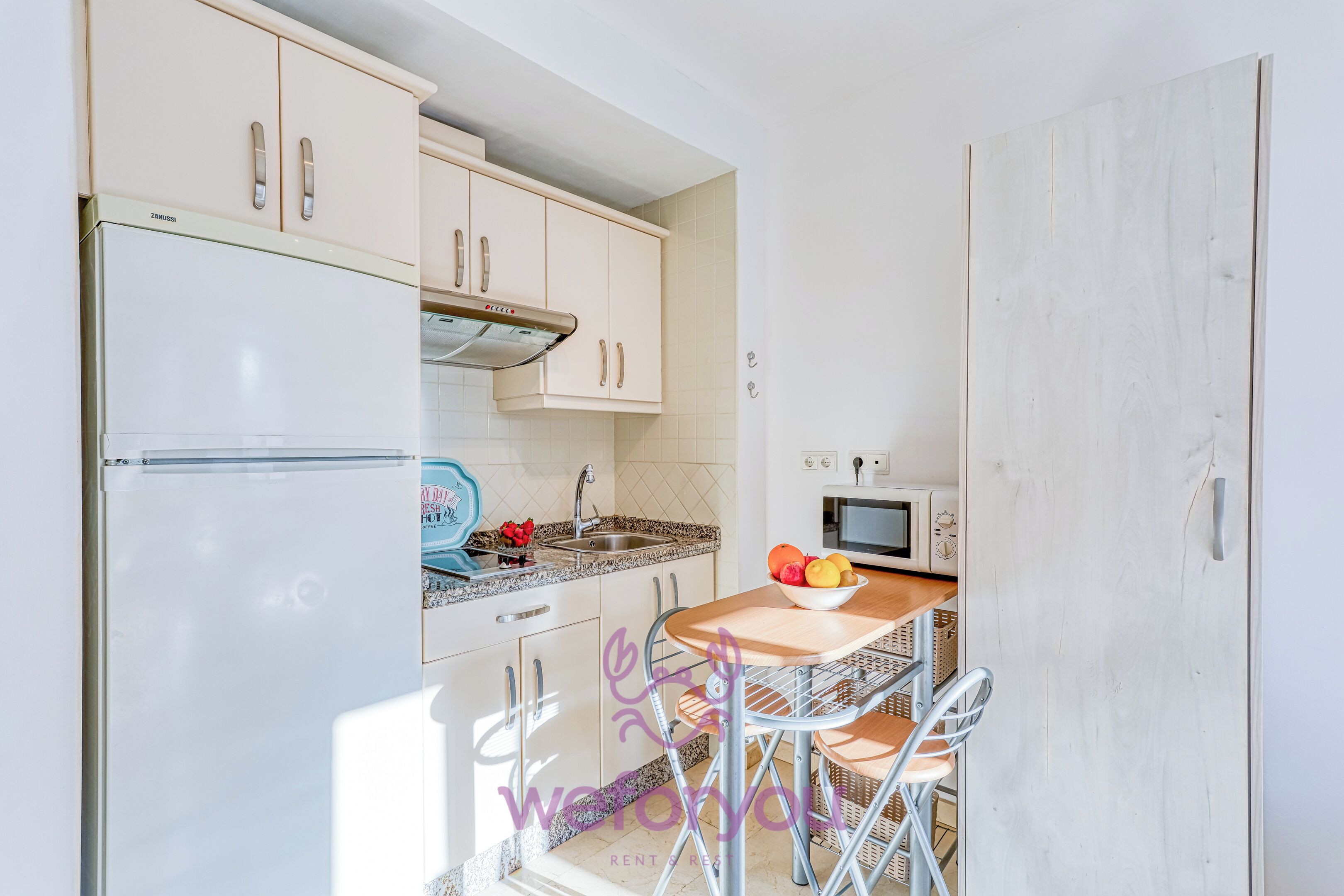 Estudio Confort, balcón, vistas a la ciudad | Cocina privada | Microondas, placa de cocina y utensilios de cocina
