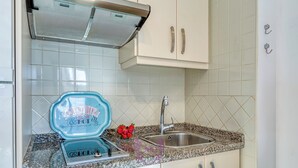 Comfort Studio, Balcony, City View | Private kitchen | Microwave, stovetop, cookware/dishes/utensils - weforyou Old Town Benalmadena (Benalmádena)