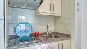 Comfort-studiolejlighed - balkon - byudsigt | Privat køkken | Mikrobølgeovn, kogeplade, køkkentøj/tallerkener/redskaber