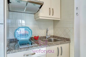 Comfort-studiolejlighed - balkon - byudsigt | Privat køkken | Mikrobølgeovn, kogeplade, køkkentøj/tallerkener/redskaber