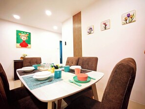 Appart'hôtel, 3 chambres, accessible aux personnes à mobilité réduite, balcon | Salle à manger