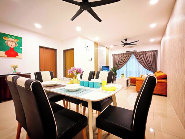 A modern dining area with a round table, black chairs, and a ceiling fan. - Ipoh Manhattan Free Waterpark 3BR 8pax Family Suite Mha308 by City Home Empire (Ipoh)