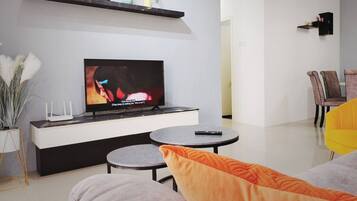 Condo, 3 Bedrooms, Balcony, City View | Living room