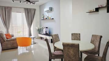 Condo, 3 Bedrooms, Balcony, City View | Dining room