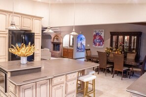 Dining - Leopard Lux Gold Rush: Heated*Pool, 4000SqFt, Jacuzzi*, Billiards, Darts, Projector, 4K TV's, Darts (Las Vegas)