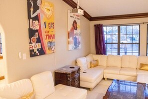 Télévision, cheminée, jeux vidéo, baby-foot