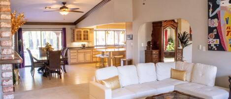 TV, lareira, videogames, pebolim