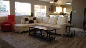 Fernseher, Kamin, Tischfußball, Bücher