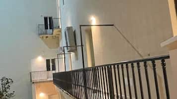 Ein mehrgeschossiges Interieur mit Treppe, Balkonen und Geländer.