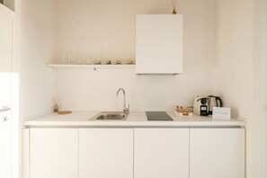Stovetop, cookware/dishes/utensils
