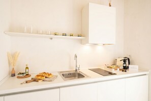 Stovetop, cookware/dishes/utensils