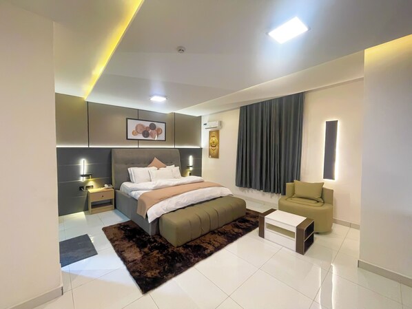 Deluxe Studio | Laptop workspace, free WiFi