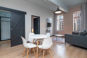 Apartamento estándar, 2 habitaciones | Servicio de comidas en la habitación