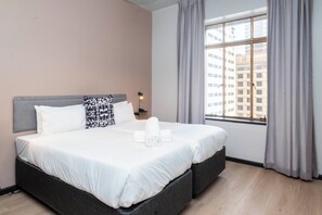 Coffres-forts dans les chambres, fer et planche à repasser