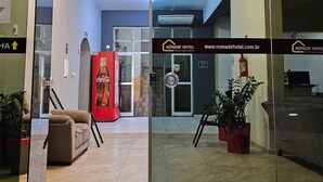 Η είσοδος του ξενοδοχείου Nômâde, με ένα ψυγείο της Coca-Cola, έναν κόκκινο καναπέ και ένα πολυέλαιο.
