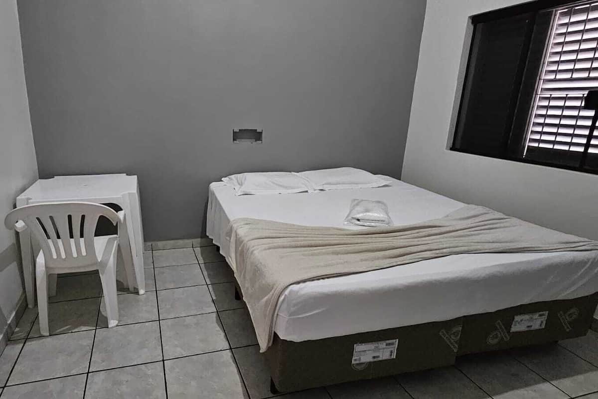 Quarto casal standard, 1 cama Queen, banheiro privativo | Escrivaninha, espaço de trabalho para notebook, Wi-Fi de cortesia