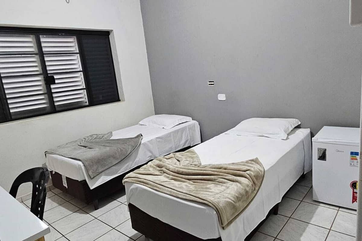 Habitació amb dos llits individuals, 2 llits individuals, bany privat | Escriptori, espai de treball apte per a portàtils i wifi gratuïta