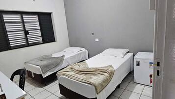 Kahden hengen huone (kaksi sänkyä), 2 yhden hengen sänkyä, oma kylpyhuone | Työpöytä, kannettavalle tietokoneelle sopiva työtila, ilmainen Wi-Fi