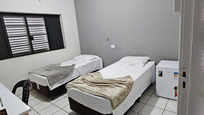 Twin Room, 2 Single Beds, Private Bathroom | Desk, laptop workspace, free WiFi, bed sheets - Nômade Hotel (Osvaldo Cruz)