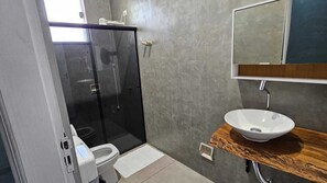 Dobbeltrom – standard, 1 queensize-seng, privat bad | Bad | Dusj, håndklær, såpe og toalettpapir
