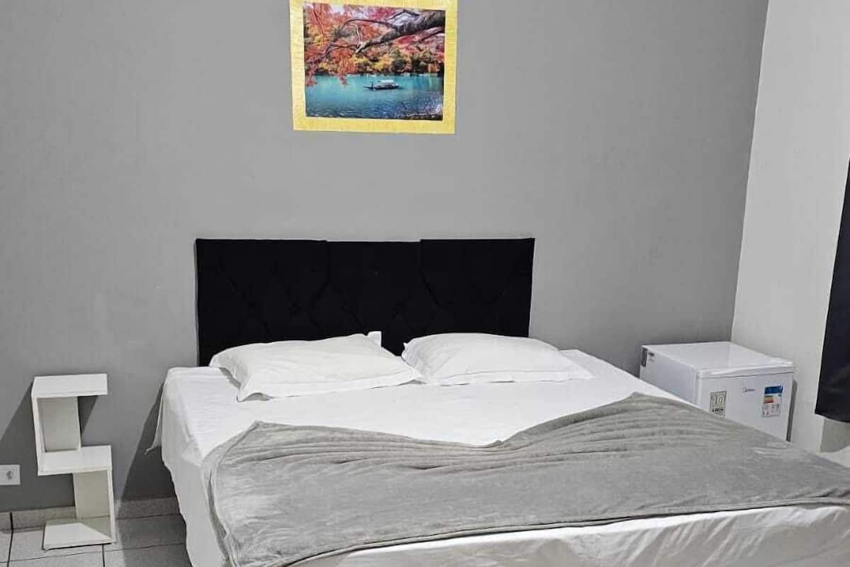 Habitació doble, 1 llit de matrimoni, bany privat | Escriptori, espai de treball apte per a portàtils i wifi gratuïta