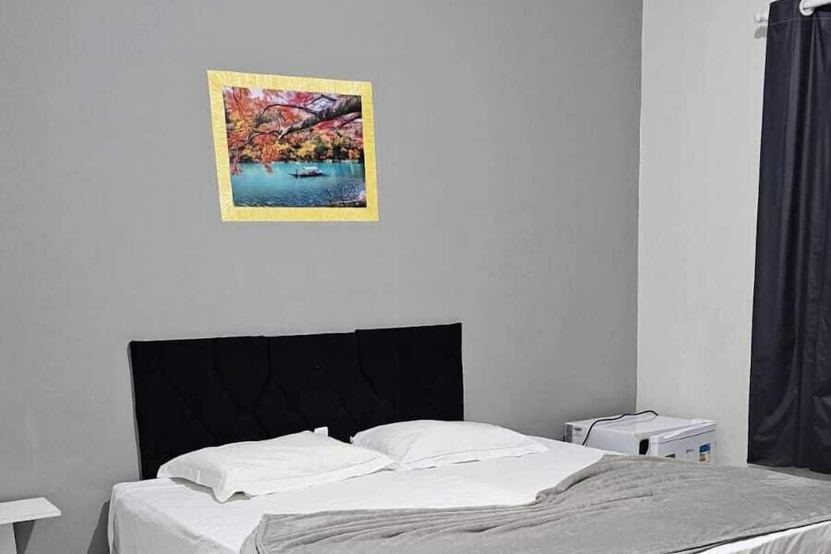 Chambre double, 1 grand lit, salle de bain privée | Bureau, espace de travail pour ordinateurs portables