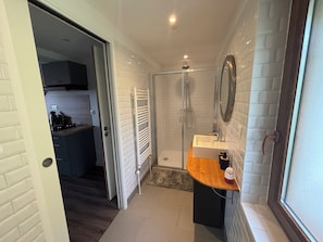 Douche, serviettes fournies, papier toilette