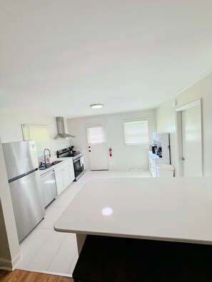 Een koelkast, een microgolfoven, een oven, een kookplaat