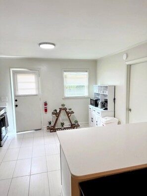 Fridge, microwave, oven, stovetop - 2 Bed Walk to Duke! SuperHost - B (Durham)