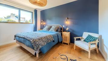 5 bedrooms, iron/ironing board, WiFi, bed sheets