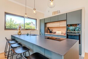 Fridge, microwave, oven, stovetop - "Hello Sea" Family House with Spa (Goulven)