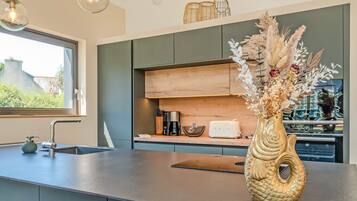 Réfrigérateur, four à micro-ondes, un four, surface de cuisson