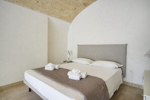 1 chambre, bureau, fer et planche à repasser, lit parapluie