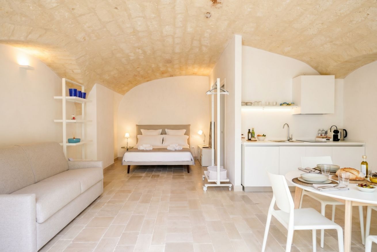 Una camera da letto moderna con un letto grande, un comodino e una abat-jour.
