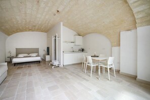 1 chambre, bureau, fer et planche à repasser, lit parapluie