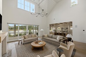 Smart TV, fireplace - Enjoy lake views and s'mores by the firepit at dusk (Bluffton)