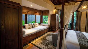 3 bedrooms, in-room safe, iron/ironing board, free WiFi
